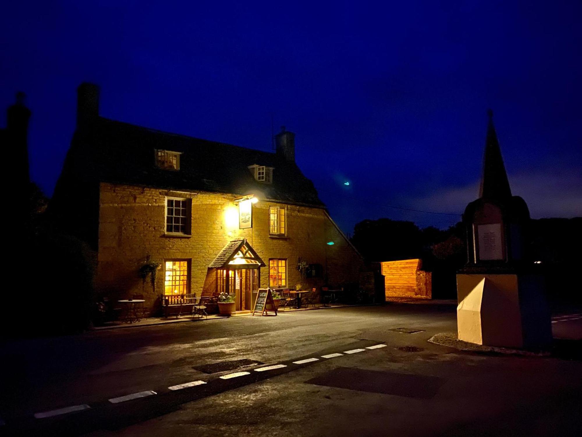 Royal Oak Ramsden Hotel Exterior foto